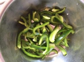 青椒切成长条状