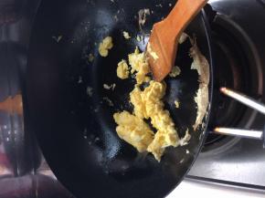 鸡蛋倒入锅中炒成块状