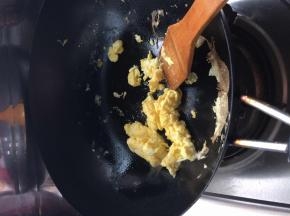 鸡蛋倒入锅中炒成块状