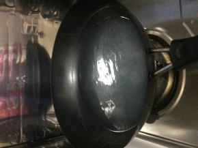 锅内加入适量水烧开