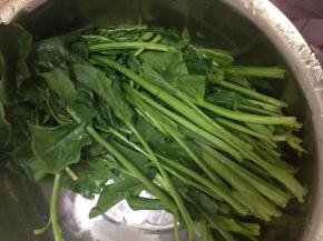 菠菜清洗干净，切成块状
