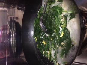 水开后把鸡蛋和菠菜放入锅中