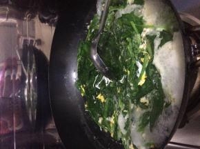 水开后把鸡蛋和菠菜放入锅中