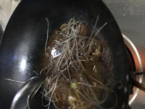 锅内加入适量油把葱花放入锅中！加入适量水，然后放入粉条！