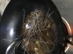 锅内加入适量油把葱花放入锅中！加入适量水，然后放入粉条！