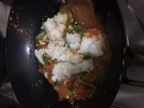 先把西红柿放入锅中翻炒，随后放入鸡蛋油菜，翻炒均匀放入米饭