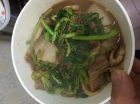 炖几分钟茼蒿软，即可出锅