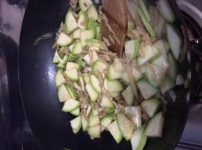 藕放入锅中翻炒两分钟左右，把西葫放入锅中翻炒