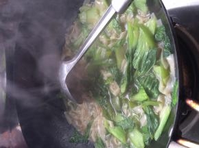 水开之后把面条放入锅中，煮两分钟左右把油菜放入锅中