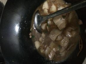 把肉放入锅中炖五分钟左右