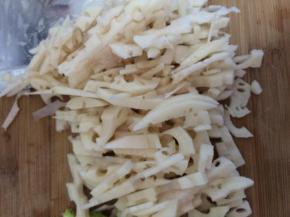 藕削皮切成长条状