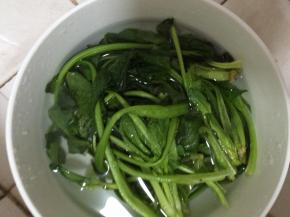 菠菜清洗干净摘好