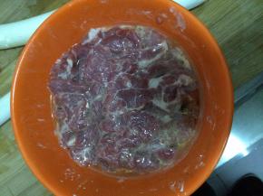 羊肉放入淀粉，鸡蛋，盐提前腌制