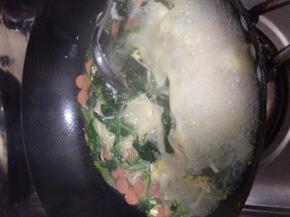 锅内加入适量水，水开后把面条放入锅中，随后加入火腿，鸡蛋和菠菜