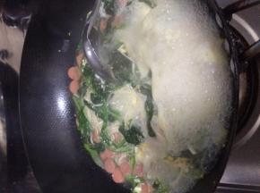 锅内加入适量水，水开后把面条放入锅中，随后加入火腿，鸡蛋和菠菜