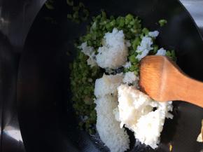 炒两分钟左右，把米饭放入锅中