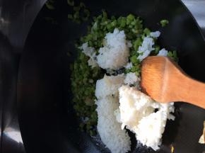 炒两分钟左右，把米饭放入锅中