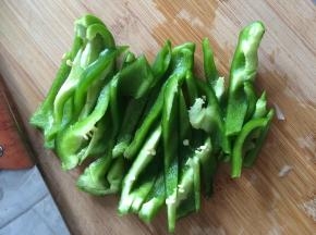 青椒切成条状