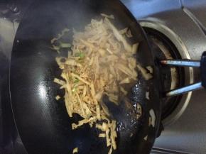 锅内放入适量油，把藕丝放入锅中小火翻炒