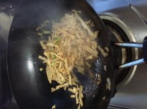 锅内放入适量油，把藕丝放入锅中小火翻炒