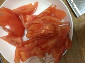 西红柿切成块状