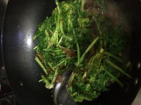 炖三分钟左右把茼蒿放入锅中