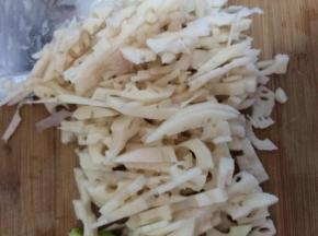 藕削皮切成丝状