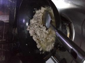 腌制的羊肉过油，捞出