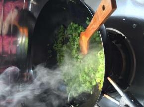 锅内放入适量油把芹菜放入锅中翻炒