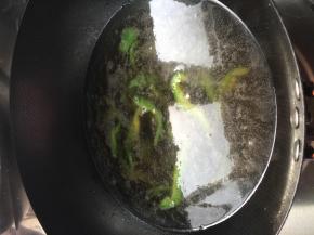 青椒放入锅中翻炒一分钟左右，加入适量水