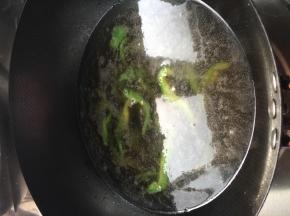青椒放入锅中翻炒一分钟左右，加入适量水