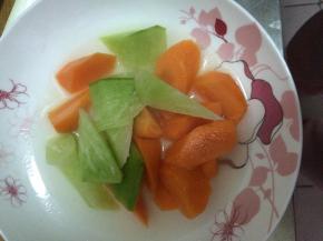 胡萝卜和青萝卜削皮切成块状