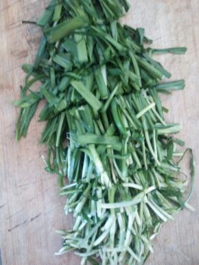 把韭莱切成小段，备用。