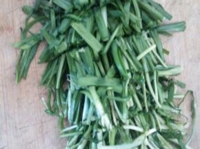 把韭莱切成小段，备用。