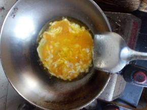 把鸡蛋妙熟。
