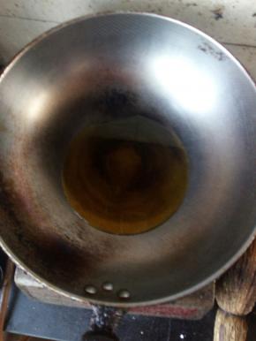 鸡蛋放盘后，刷干净锅。放油烧热