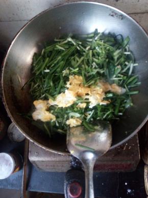 放入韭菜大火翻炒，再下入鸡蛋。