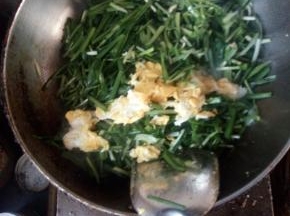 放入韭菜大火翻炒，再下入鸡蛋。