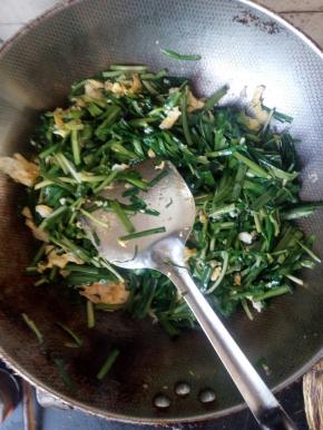 放入调味口，盐，十三香，酱油各适量，可根据自己口味来放。