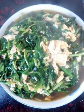 妙熟后，放遣味精，装盘中。