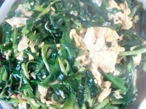 妙熟后，放遣味精，装盘中。