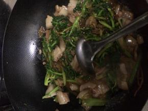 把茼蒿放入锅中炖