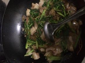 把茼蒿放入锅中炖