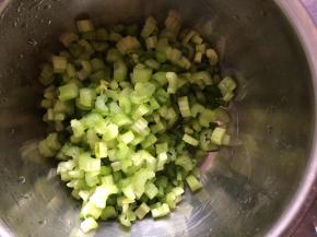 芹菜摘好，切成小块状