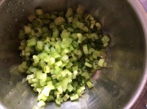 芹菜摘好，切成小块状