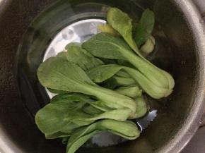 油菜清洗干净切成块状