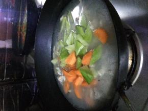 把羊肉放入锅中，加入适量水和调料，大火慢炖