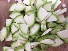 西葫切成块状