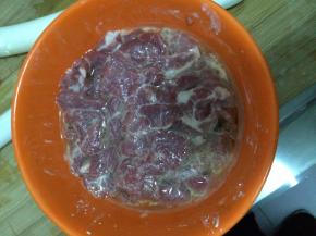 羊肉放入淀粉，鸡蛋，盐提前腌制