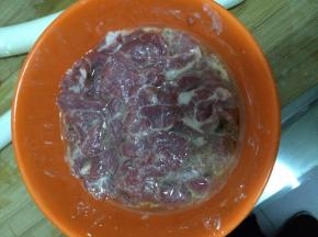 羊肉放入淀粉，鸡蛋，盐提前腌制